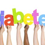 Diabetes erkennen: Acht Hände unterschiedlicher Hautfarbe halten bunte Buchstaben, die das Wort Diabetes bilden.